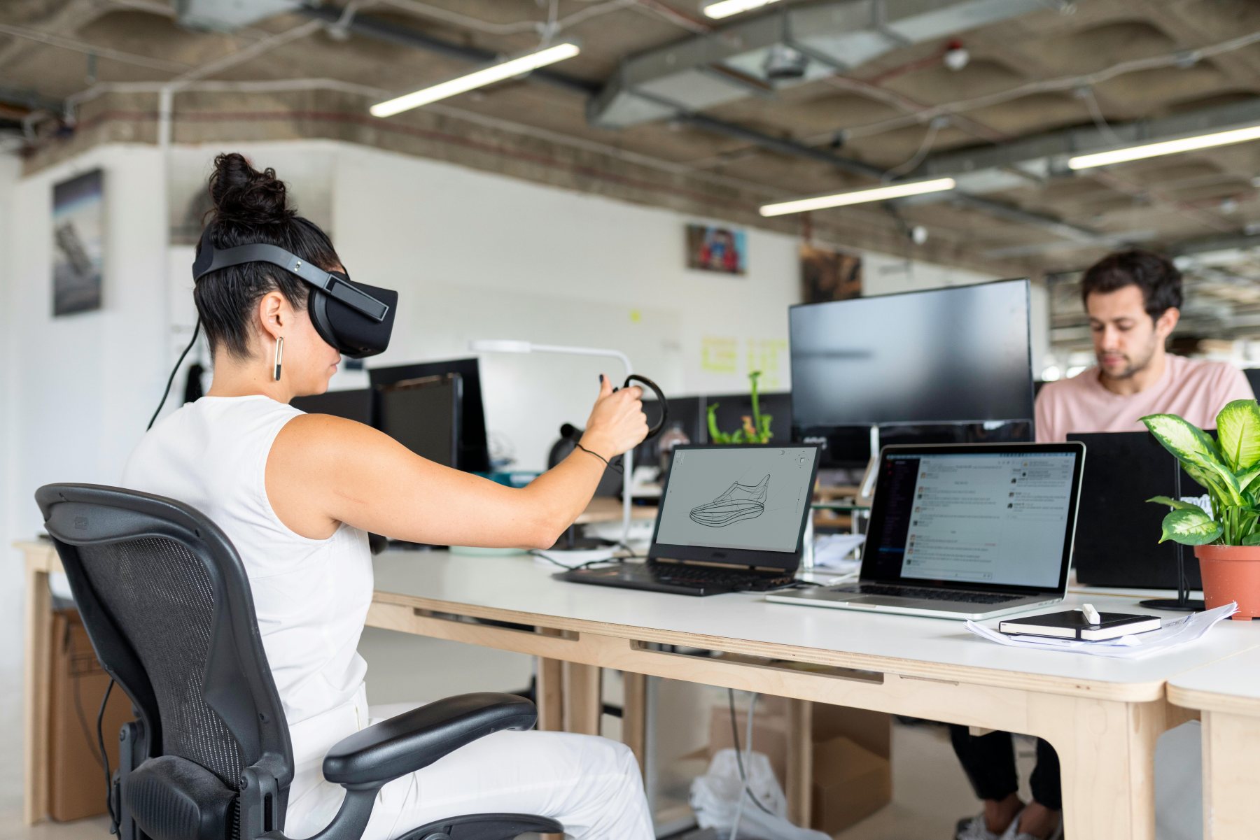 Persona treballant amb tecnologia immersiva